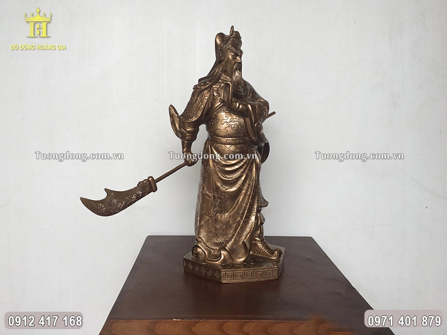 Hình ảnh nhìn nghiêng của bức tượng đồng